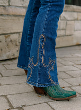 Load image into Gallery viewer, Arizona Stitch Jeans
